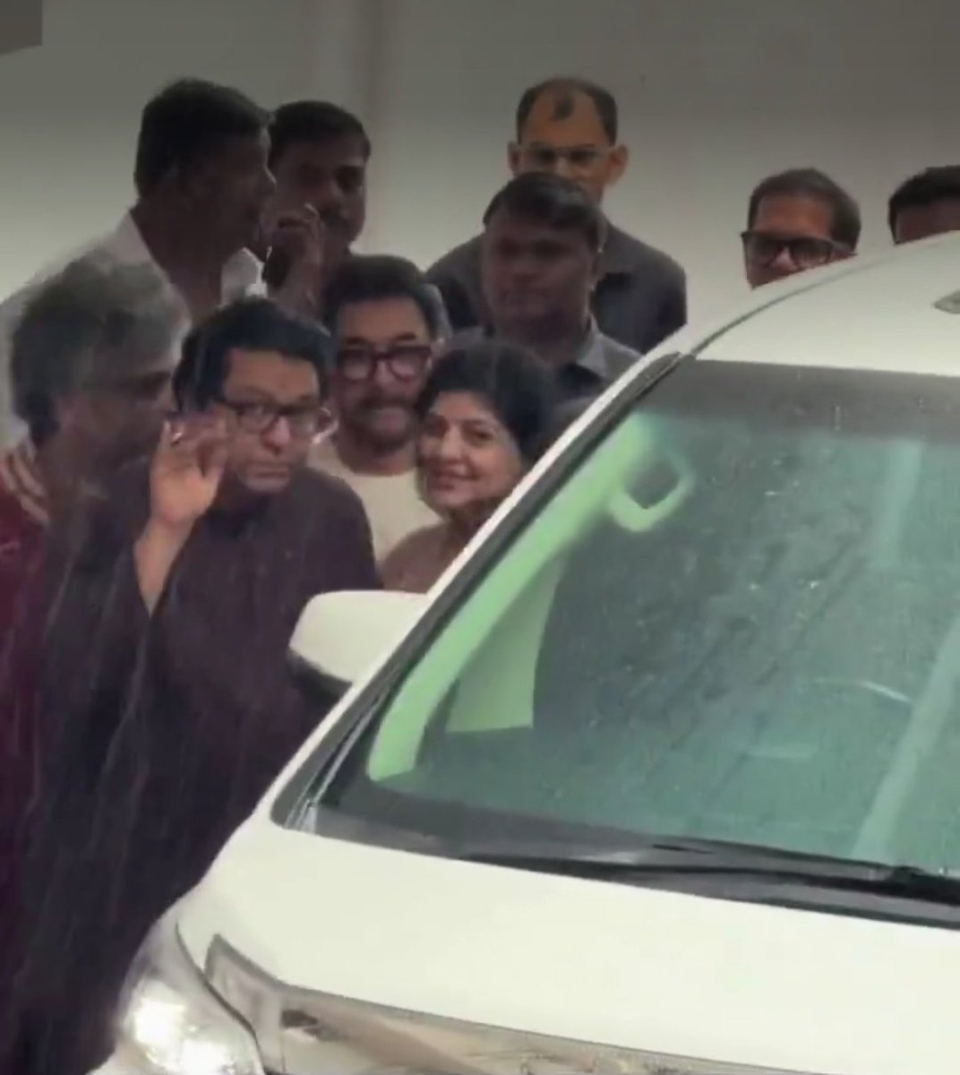 SaffronChargers's tweet photo. Raj Thackeray visited Aamir Khan's house today to attend the wedding of Aamir Khan and Gauri Spratt.

However, the car he arrived in had its registration plate written in Hindi, with both the words and the numbers in Hindi instead of English.

Raj Thackeray has often opposed the Hindi language and Hindi-speaking North Indians.

If Raj Thackeray has always opposed the Hindi language, why is his car's registration plate in Hindi? Shouldn't he have had it written in Marathi instead?