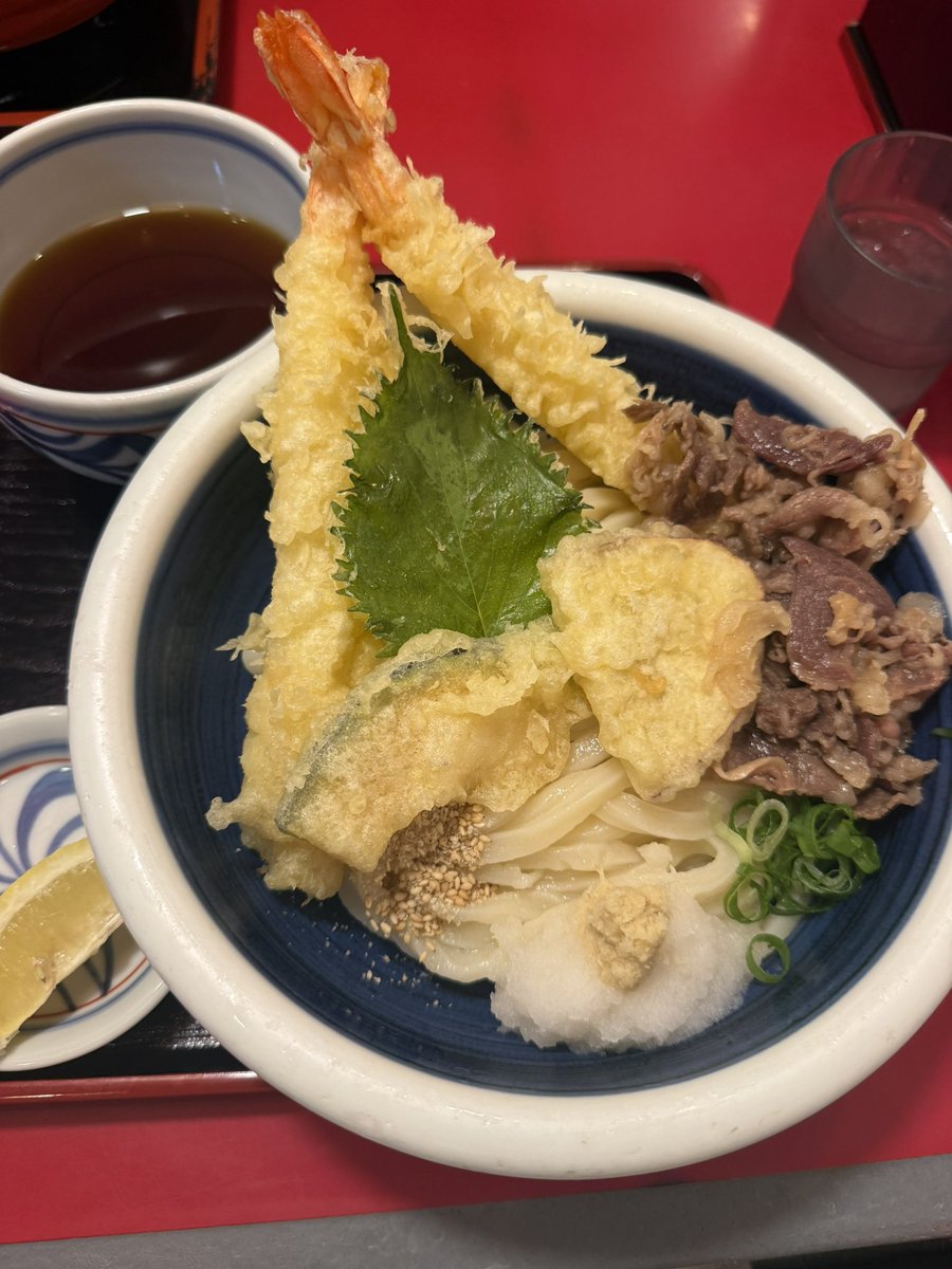 joan711's tweet photo. 取り急ぎのご報告！

香川二日間、とても充実しまくりでした…
ありがとうございました😭🩷

現地の皆さんは勿論、東京やその他地方からも
来てくれた皆さんもいて本当に嬉しすぎました😭

うどんも食べれて、
幸せいっぱいお腹いっぱいです！

明日からはワンマンライブまっしぐらでいきます🏃‍♀️‍➡️

写真まだまだたくさん撮ったので
ちょっとずつ載せていきたいと思います🫶

来週は、北参道GRAPESでお会いしましょう！🎙️✨