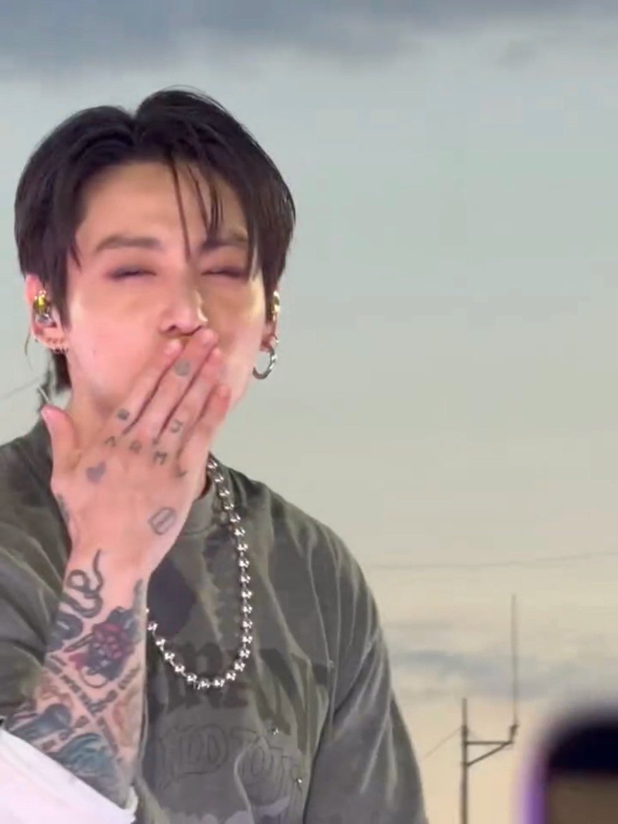 IMGOLDENCARD's tweet photo. this fancam zoomed in and just happened to catch Jungkook blowing a kiss. wow, what a visual impact https://t.co/Ex8AeAw3q1