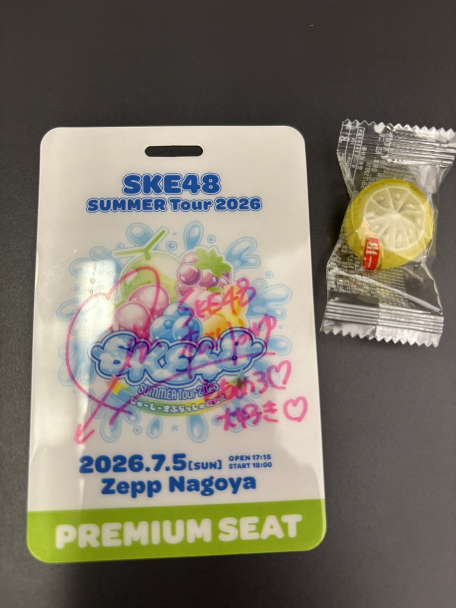 andy7osaka1's tweet photo. 今日は夜公演だけしか当たりませんでしたが、しもて2列目でみいたんからもレスたくさんもらえたし飴ももらいました。
プレミア席のカードもみいたんサインをトレードでゲット😃
#松川みゆ. #SKE48サマーツアー2026 https://t.co/qCaV8Zvx5k