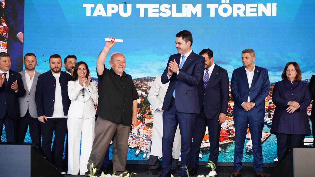 murat_kurum's tweet photo. Beykoz’da yılların bekleyişini bitirdik. 

2️⃣5️⃣ mahalledeki 1️⃣0️⃣7️⃣1️⃣ hak sahibi kardeşimize tapularını teslim ettik. 

Bu karar, Beykoz’da bir süredir belirsizlik yaşayan kardeşlerimizin hayatını baştan sona değiştirecek önemli bir adımdır. 

Vatandaşımızın huzurunu, güvenliğini ve yaşam kalitesini önceliklendirdiğimiz nice eseri milletimizin hizmetine sunmaya devam edeceğiz.

Hayırlı, uğurlu olsun.

📍İstanbul

@Beykoz_Bld @ozlemvgurzel