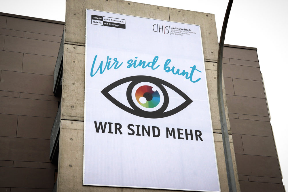 babymohouseman's tweet photo. Das hängt so in Wolfsburg. Gerade vom Zug aus gesehen. 
Wie kann man da nicht an 1984 denken? https://t.co/f8NjKn0DHK