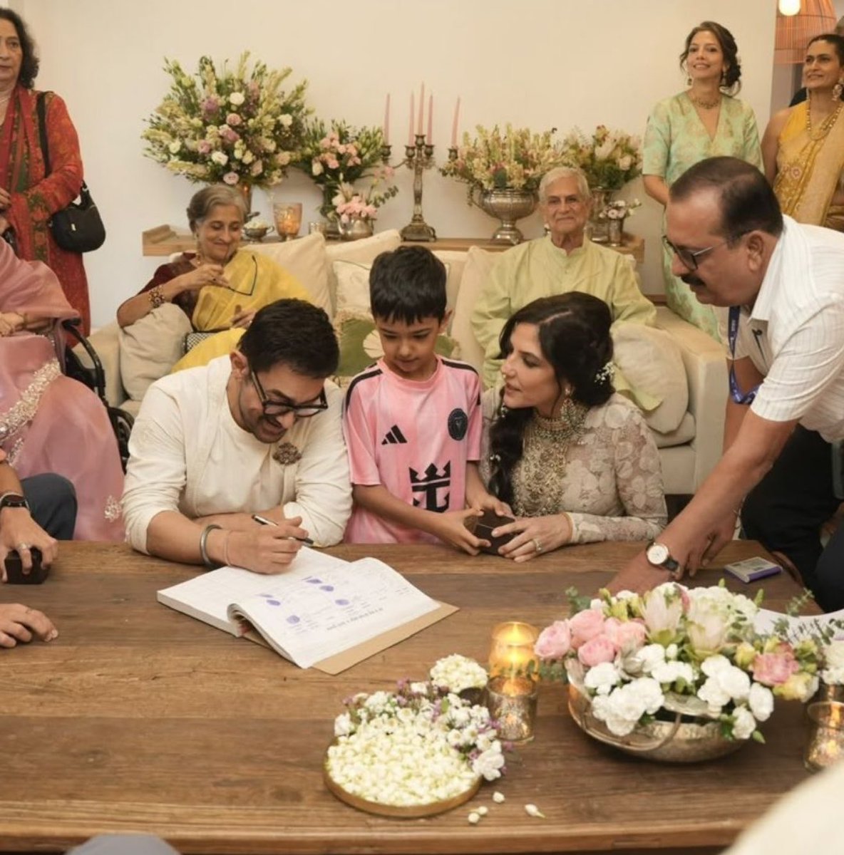 TheSootr's tweet photo. बॉलीवुड के मशहूर अभिनेता आमिर ख़ान ने की तीसरी शादी । https://t.co/fMoQVWoZSr