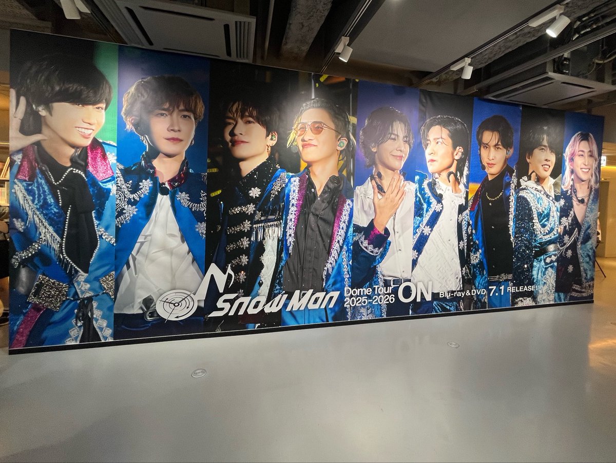 mihone51's tweet photo. 推し色ルームのあとはzoffとTSUTAYAだよね
渋谷はすごい人だったけど写真は人がいない時に撮れた！！ https://t.co/73TQDb0kAJ