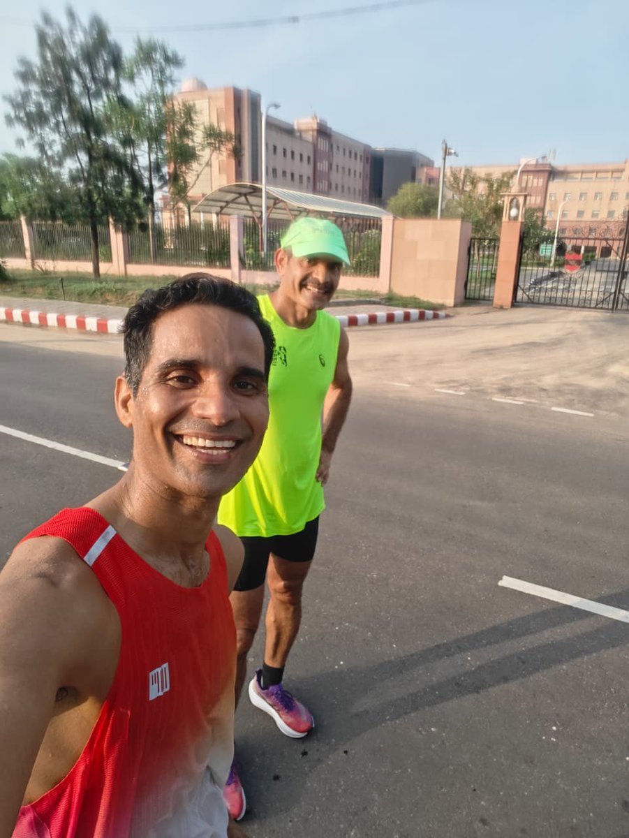 jmuthukrishnan's tweet photo. Tough weather makes running a challenge but it’s on these days that one has to just “put one’s head down” and go the distance, whatever it takes. A good company makes the experience better! #RuntheTalk #RunningmakesBetterDoctors https://t.co/LwavsK12ie