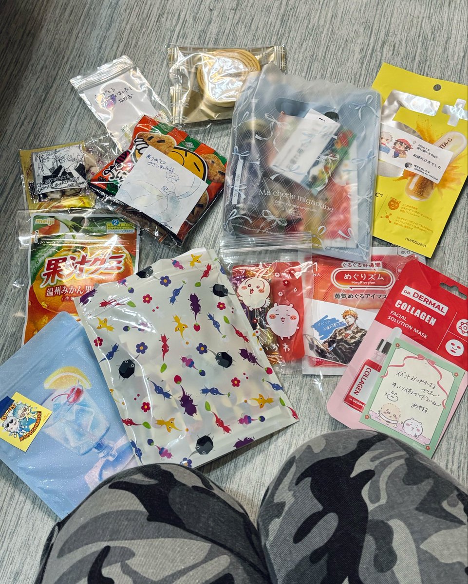 mitobe_013's tweet photo. 差し入れありがとうございました😭🙏
ハマのコスしながらサークル参加…すごく楽しかったです🐦
売る側が初めてだったのですが、貴重な経験だった(◍︎´꒳`◍︎) https://t.co/rbPKf1XpI8