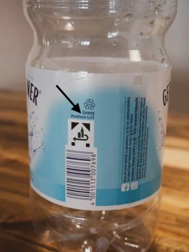 Raya_for_BTS's tweet photo. ARMYs visiting Munich! When buying drinks look out for this symbol on your bottle. You pay 0.25€ deposit. When you bring it back to any store, you'll get the money back! Look for a station like this one. After putting all your bottles inside, you'll get a coupon.+ https://t.co/BcTJVyffU4