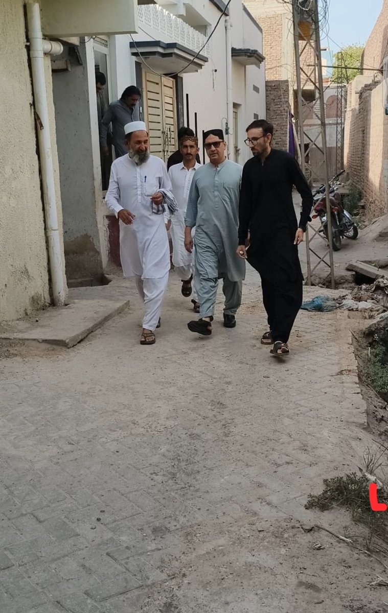 JamotTeam's tweet photo. پاڪستان پيپلز پارٽي ضلعي حيدرآباد جي صدر ۽ قومي اسيمبلي جي ميمبر سيد حسين طارق شاهه جاموٽ،سان گڏ، يو سي 140، گدھو ناڪو، قاسم آباد ۾ پاڪستان پيپلز پارٽي جي سينيئر ڪارڪن محبوب پٺاڻ جي ڀاءُ جي وفات تي سندن گهر وڃي تعزيت ڪئي https://t.co/rciFr3Qsko