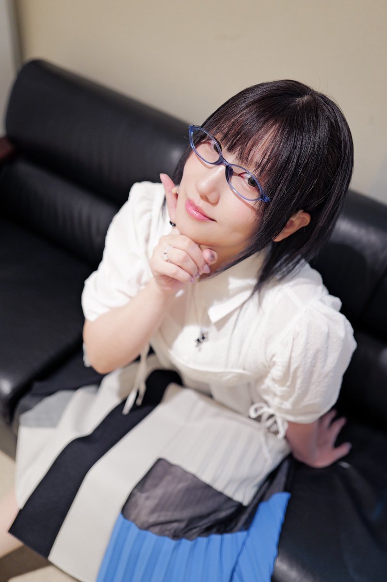 37long's tweet photo. 改めて、ご来場・ご視聴ありがとうございました！
まだ未視聴の方もいらっしゃると思うのでこちらのハッシュタグで終演報告とは別に1幕の衣装の写真を添えて👓️✨️
感想はまたの機会に…！
本当に素敵な時間を有難うございました！

上条春菜役 長島光那
#デレミュオブザデッド_観劇レポート https://t.co/3YaZUDkoE3