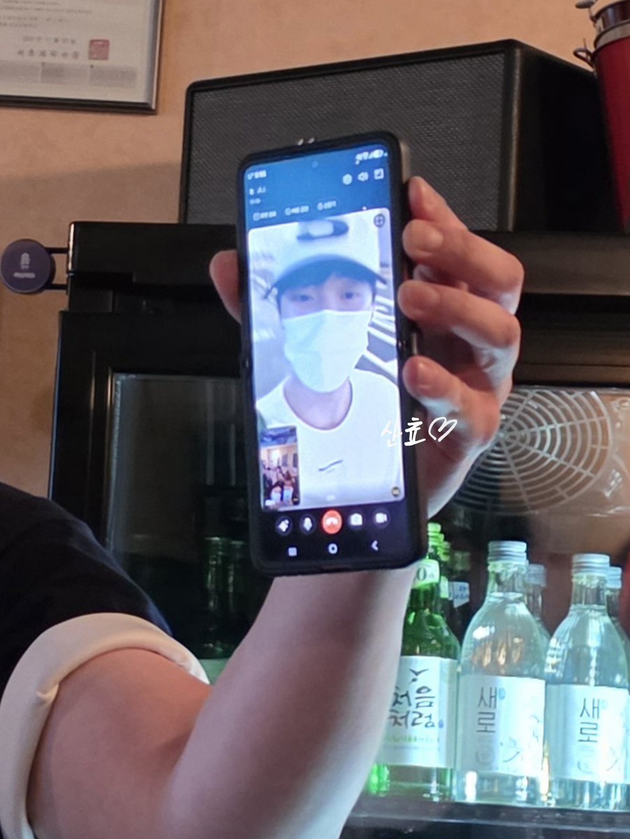 sanaa0321's tweet photo. 실시간 맥맥 🍺🤍🤍
로하들 형아 가게 와줘서 고맙다고
사장님께 영통까지 한 착둥이 동생🥹🤍
산하도 이틀 동안 너무너무 고생 많았어🩵

#산하 #윤산하 #YOONSANHA #ユンサナ 
#아스트로 #ASTRO #アストロ https://t.co/m2l7nz1GVt