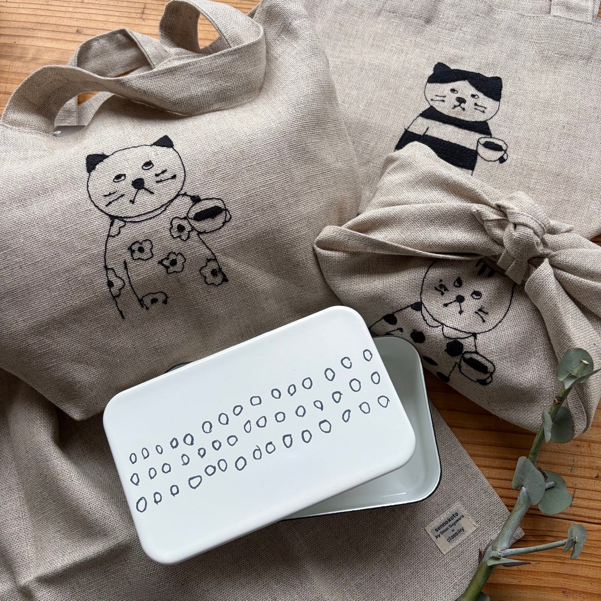 gutegouter's tweet photo. sennokotoのリネン刺繍お弁当包みと、
mitsouさんのほうろうのお弁当箱。
リネンは使うほどにやわらかく馴染み、
長く愛用したくなる素材です🌿
ほうろうのお弁当箱は汁ものには向きませんが、
この可愛さは格別♪

https://t.co/NSvhc0E4CV
https://t.co/TjVibnbaMq https://t.co/M1pCqSa1za
