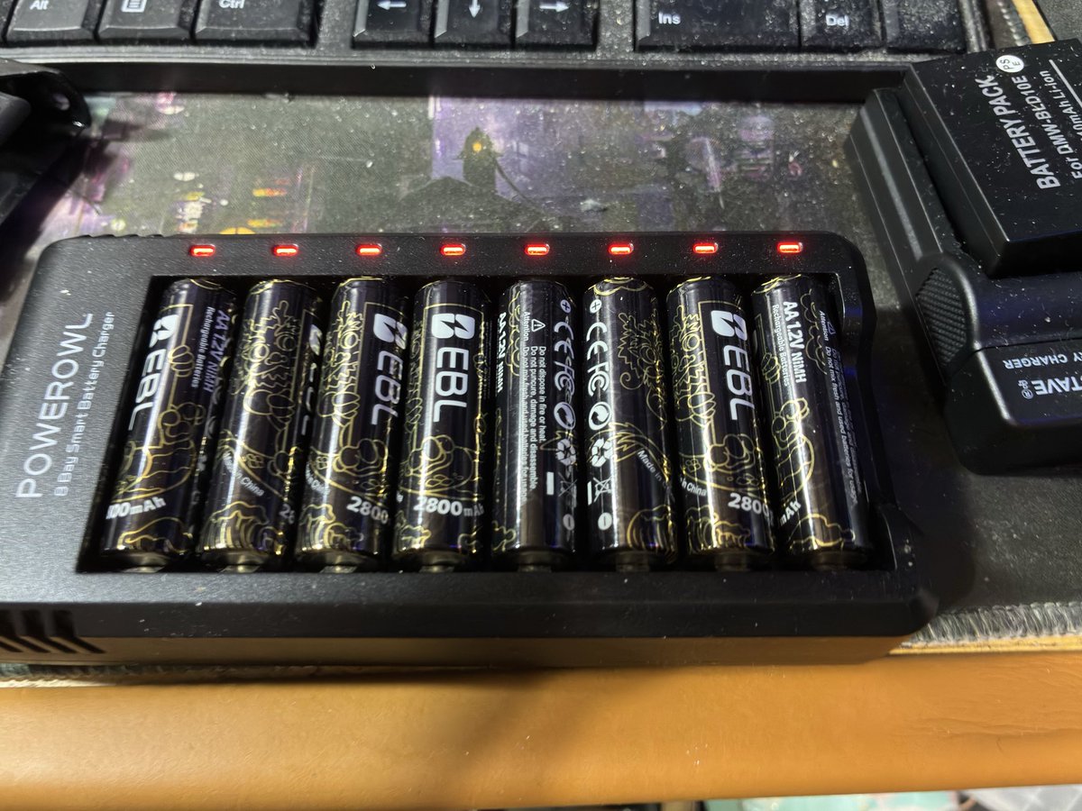 tomo7541's tweet photo. PENTAX ProgramAのモータードライブ用に単3バッテリー充電中。
8本は大変だ💦 https://t.co/mh7C7gVql4