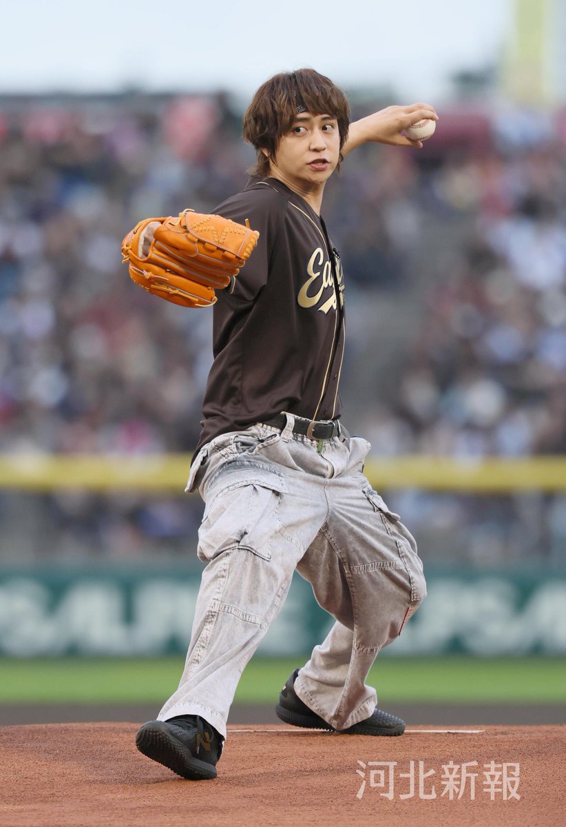 kahokuphoto's tweet photo. #東北楽天 ー #日本ハム／１４回戦は３－６で #楽天イーグルス が敗れました…。セレモニアルピッチを行った Hey!Say!JUMP の #八乙女光 さんです。
#rakuteneagles #eagles
詳しくはhttps://t.co/oJQ6qwNeQZ #河北新報 https://t.co/rotgRJptln