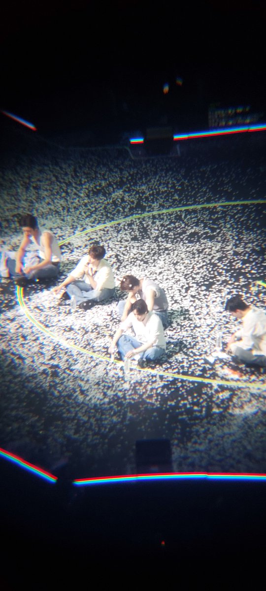 winterchildkai's tweet photo. It's a week after my birthday and this is my 7 year long awaited gift. 

Tysm EXO. Still here. ✨️😭

#EXhOrizoninManilaDay2
#EXhOrizoninManila
#EXO @weareoneEXO https://t.co/ZF4WSTwch8