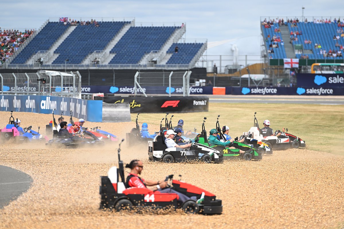 MolinariF1Club's tweet photo. Se quedaron casi todos pegados en la  trampa de arena o leca... 🤣🤣🤣
#F1 #formula1 #BritishGP https://t.co/vfiz7tBgge