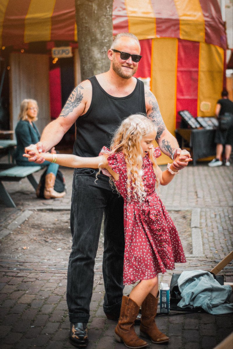 peterkwint's tweet photo. Dag 3 van Rotterdam Bluegrass Festival. Ook wel bekend als Take Your Kid To Work Day. #kleinekwint https://t.co/qWK9AsTK6h