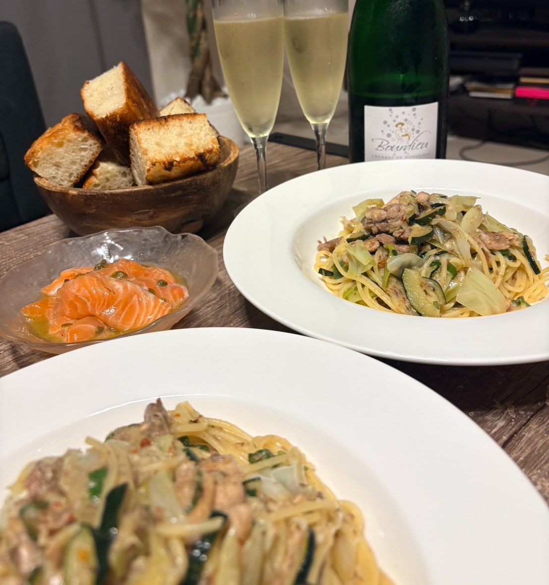 na2koi5's tweet photo. Lv.28🎂
瞳を流しながら乾杯して、美味しい気持ちでスタートした誕生日。今日は休み取れなかったから後日お祝いが待ってるらしい(楽しみ)
今年はもっともっとaikoで溢れる1年にしたい！ジャンキー達とお酒飲みながら喋りたい！という野望です。楽しく穏やかに過ごせますように🍨 https://t.co/fqlpUQXCd9