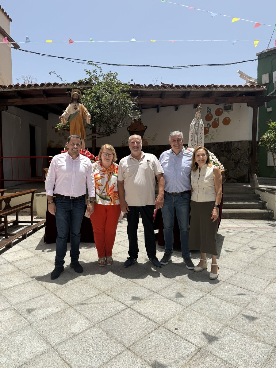 hectorjsuarez's tweet photo. Un placer asistir a la misa y procesión en honor al Sagrado Corazón de Jesús en La Higuera Canaria, #Telde.
Mi enhorabuena a la Comisión de Fiestas por su esfuerzo y dedicación para mantener vivas nuestras tradiciones. 
Gracias a la pregonera, doña Maribel Castro por acompañarnos https://t.co/yP2dyroAkW