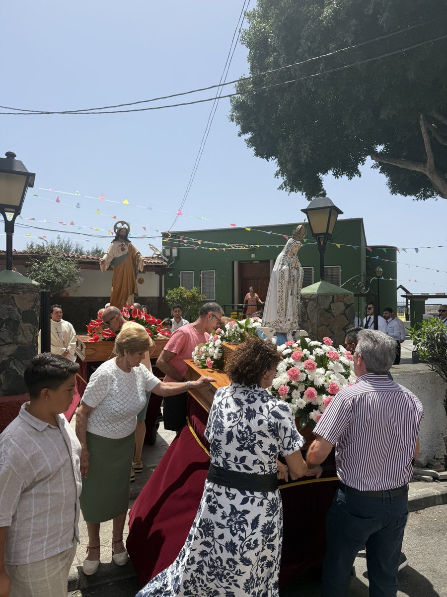 hectorjsuarez's tweet photo. Un placer asistir a la misa y procesión en honor al Sagrado Corazón de Jesús en La Higuera Canaria, #Telde.
Mi enhorabuena a la Comisión de Fiestas por su esfuerzo y dedicación para mantener vivas nuestras tradiciones. 
Gracias a la pregonera, doña Maribel Castro por acompañarnos https://t.co/yP2dyroAkW