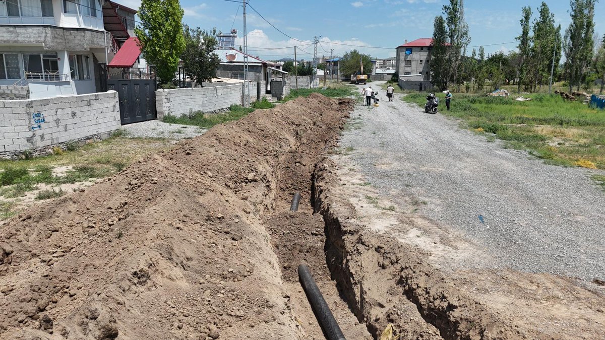 igdirbelediye's tweet photo. Iğdır Belediyesi Su ve Kanalizasyon Müdürlüğü tarafından 14 Kasım Mahallesi 2022. Sokak'ta kanalizasyon altyapı çalışmaları kapsamında yaklaşık 250 metre uzunluğunda Ø300 mm kanalizasyon hattı imalatı gerçekleştirilmektedir. https://t.co/D8ydsV3kMg