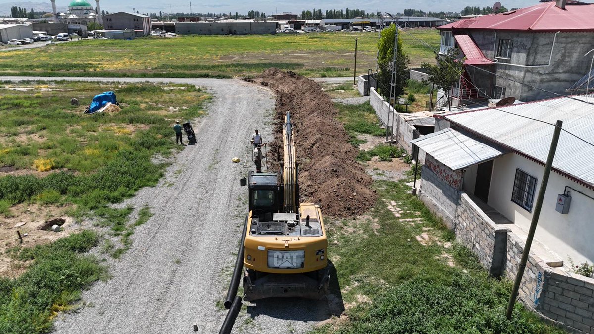 igdirbelediye's tweet photo. Iğdır Belediyesi Su ve Kanalizasyon Müdürlüğü tarafından 14 Kasım Mahallesi 2022. Sokak'ta kanalizasyon altyapı çalışmaları kapsamında yaklaşık 250 metre uzunluğunda Ø300 mm kanalizasyon hattı imalatı gerçekleştirilmektedir. https://t.co/D8ydsV3kMg
