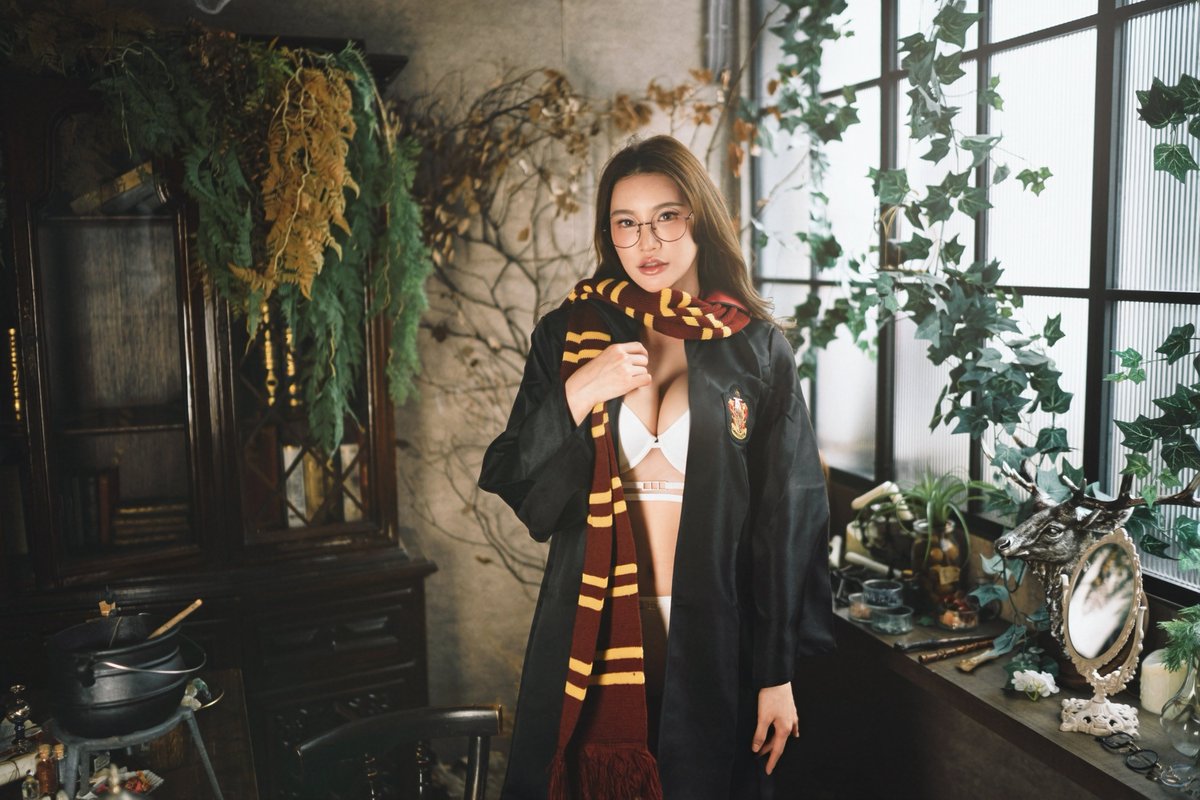 BBearPhotoworks's tweet photo. Want a Harry Potter sorceress vibe 🪄, but end up a bit too sexy 😅 https://t.co/Buu9zWr0sY