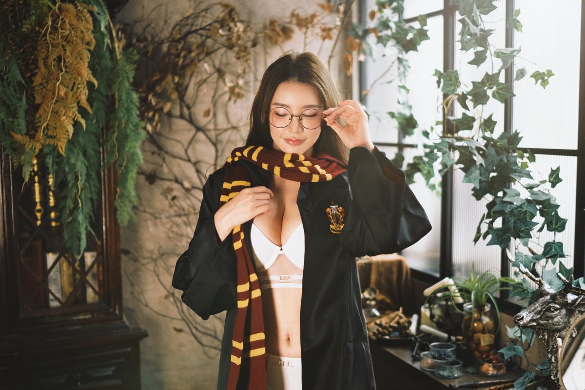 BBearPhotoworks's tweet photo. Want a Harry Potter sorceress vibe 🪄, but end up a bit too sexy 😅 https://t.co/Buu9zWr0sY
