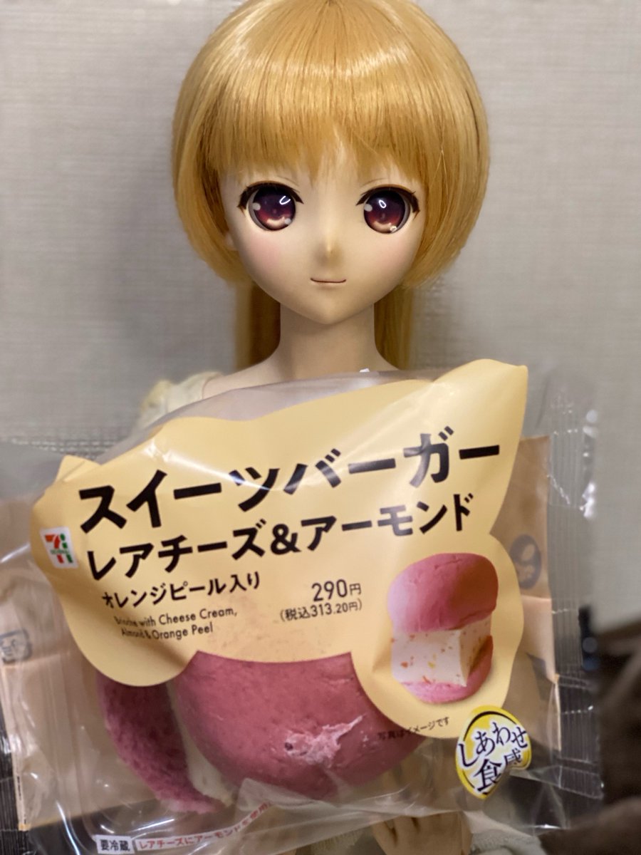 sprinter_doll's tweet photo. #深夜のおやつドール一本勝負 

スイーツバーガー
レアチーズ＆アーモンド
オレンジピール入り

これ、見た目のインパクトで買っちゃう枠だよなぁ。
「パンはさておき、レアチーズ(クリーム)のボリュームよね」
分厚すぎる。

で、今更なんだけど
「なに？」
レアチーズ、初めてかもしれない
「は？」 https://t.co/slIVc0gDi4