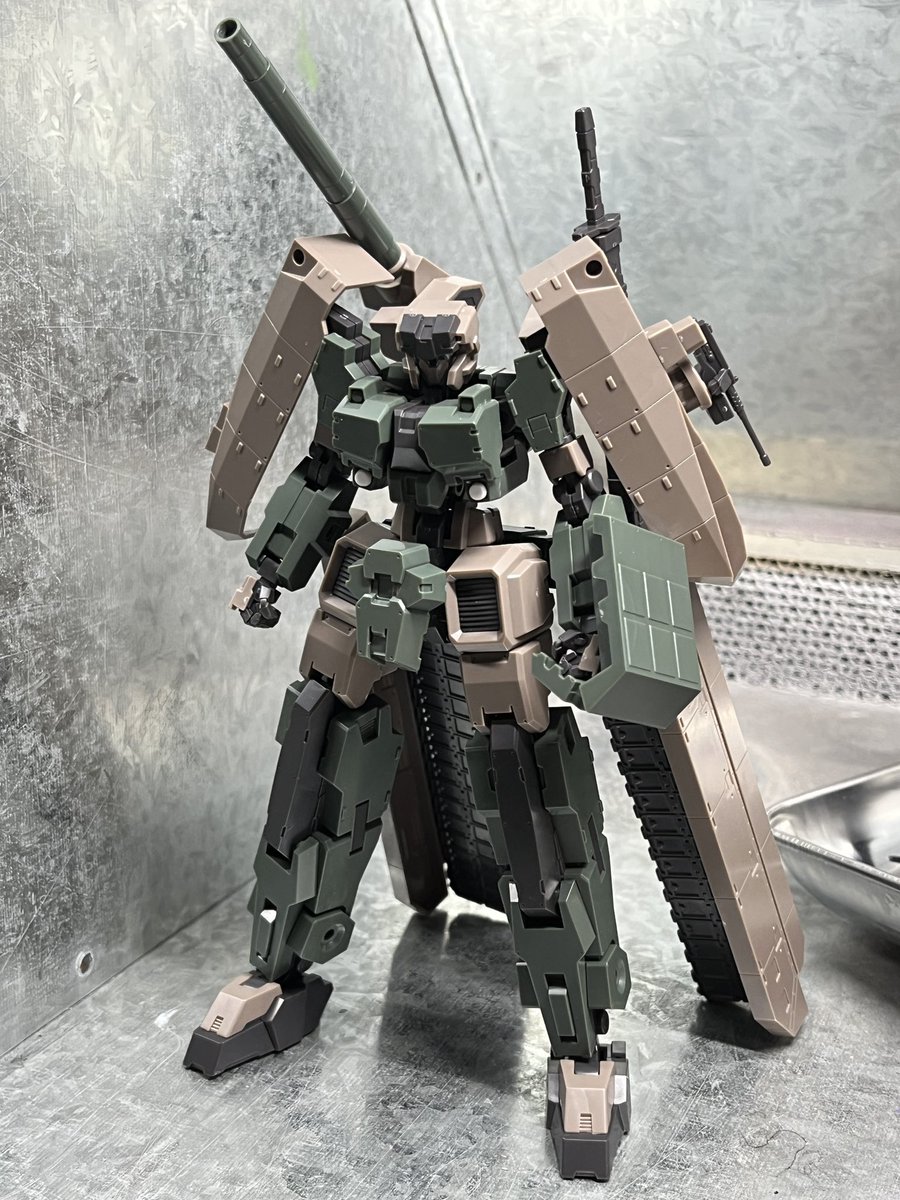 arayna_lene's tweet photo. ちょっと乗り遅れた(?)けど、轟雷2をパチ組み
フルフレームじゃない寂しさと変形周りにちょっと気になるところあるけど、とりあえず頓挫しないで出たのでヨシ https://t.co/JXMzwRgE9b