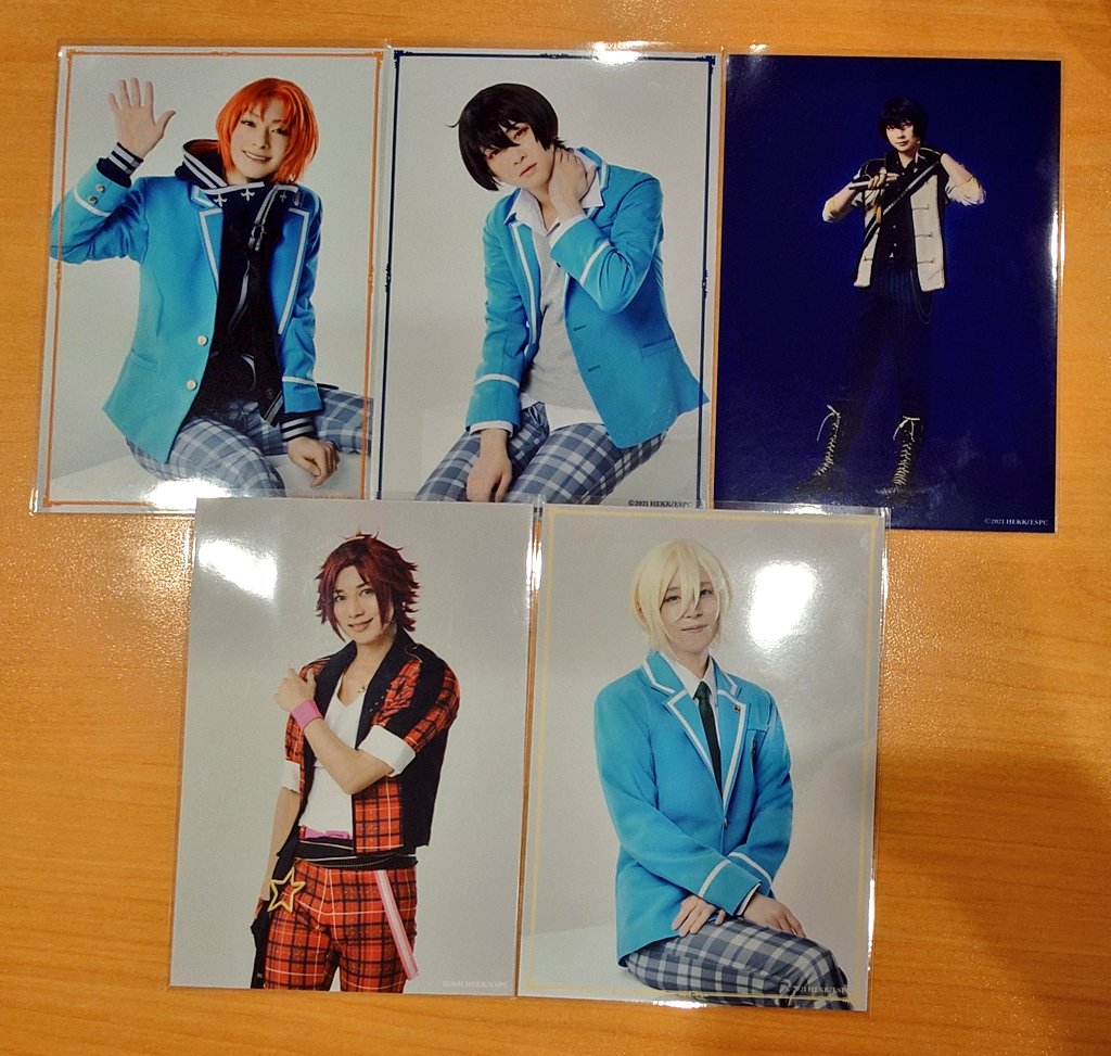 D_C_Fine's tweet photo. 【交換】あんステ -Requiem from Knights- ランダムブロマイド

譲(画像1〜2枚目)
ランブロ：レオ、凛月、真緒、英智
特典：英智、桃李

求
ランブロ(💖>💕>👑)画像3枚目
嵐、司、凛月、桃李

特典
嵐、真

都内手渡し希望
友人分含む https://t.co/BKgzTRR4jI