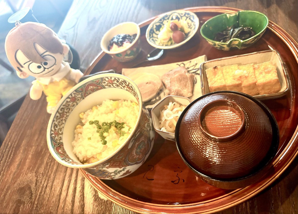 AYAME_lib's tweet photo. 友人と蔵の中にあるカフェでランチしてきた🍽
オシャレすぎるし、身体に良いものばかりのお食事でとっても美味しかった！
桃のアールグレイバスクチーズケーキもプラスでいただいた🍑 https://t.co/aXecFq8uob