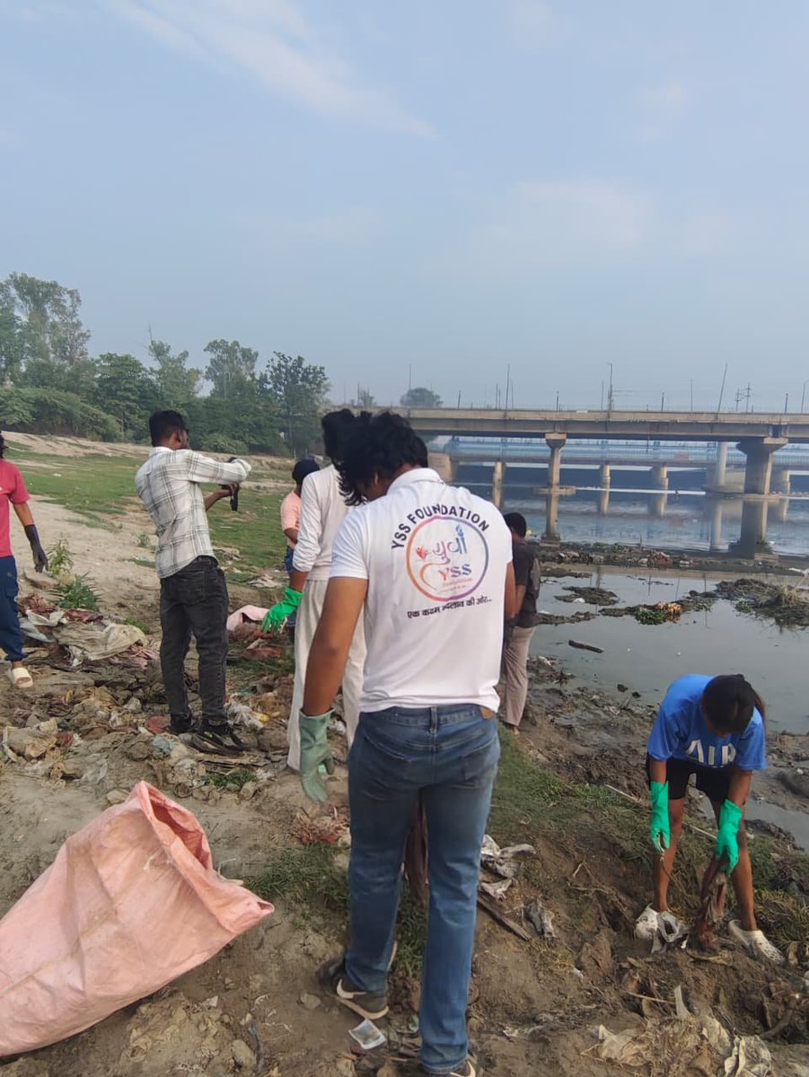 cleanganganmcg's tweet photo. सिर्फ़ 60 मिनट का श्रमदान, यमुना के प्रति सम्मान और आने वाली पीढ़ियों के प्रति हमारी ज़िम्मेदारी का संदेश बन गया।

आज कालिंदी कुंज घाट, नई दिल्ली में आयोजित स्वच्छ यमुना अभियान में बड़ी संख्या में लोगों ने श्रमदान कर स्वच्छ और अविरल यमुना के संकल्प को मज़बूत किया।

यह अभियान Namami Gange के सहयोग एवं  YSS के नेतृत्व में सफलतापूर्वक आयोजित किया गया।

 स्वच्छ यमुना का सफ़र, जनभागीदारी के साथ।

#SwachhYamuna #NamamiGange #JanBhagidari #Shramdaan #CleanYamuna