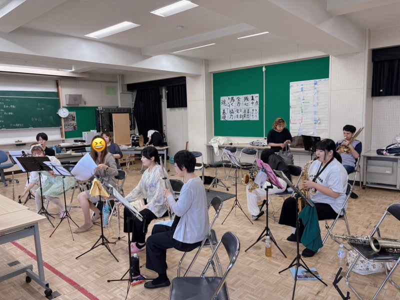 DWEnsemble's tweet photo. トゥーンタウンには、思い出が詰まっている。
そんな気持ちを書いた団員のブログを公開しました🏰✨
浅草音楽祭へ向けた練習の様子も紹介しています！
👇ブログはこちら
https://t.co/5ZJ2jMguo9 https://t.co/yLvVJaJ3RG