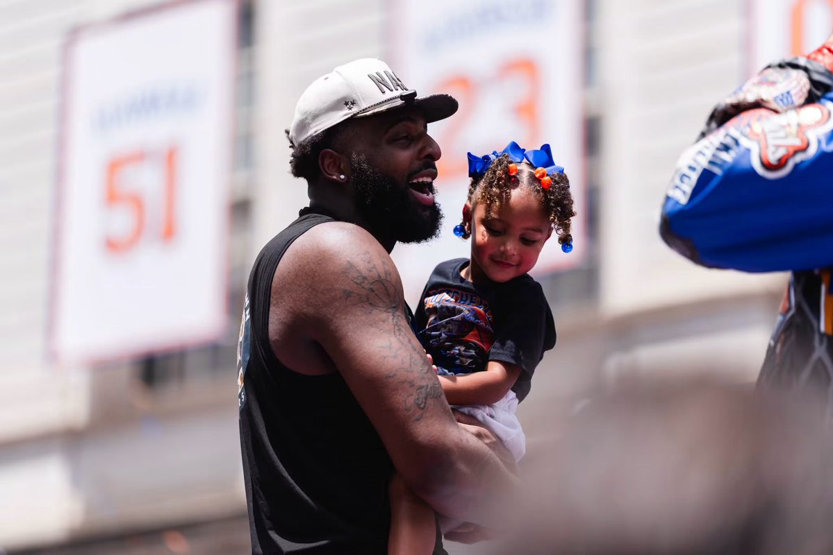 KnicksMemes's tweet photo. Mitchell Robinson explains his hand injury before the Knicks began the NBA Finals:

Wishing Mitch the best. https://t.co/ZN0vUPas0s