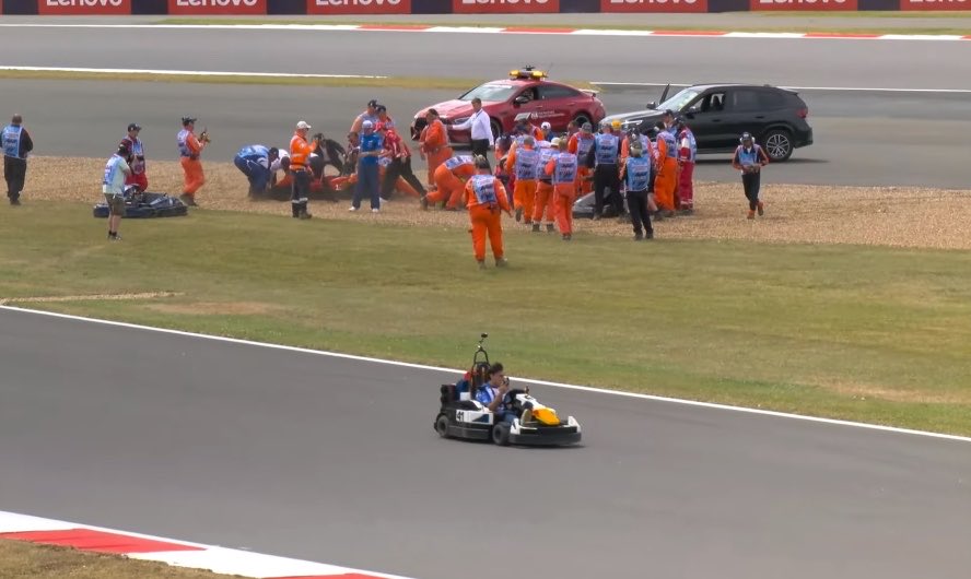 wdcarvid's tweet photo. the chaos in the background and arvid being the sole driver on track im dyinggggg😭😭 https://t.co/QKYD78cUZq