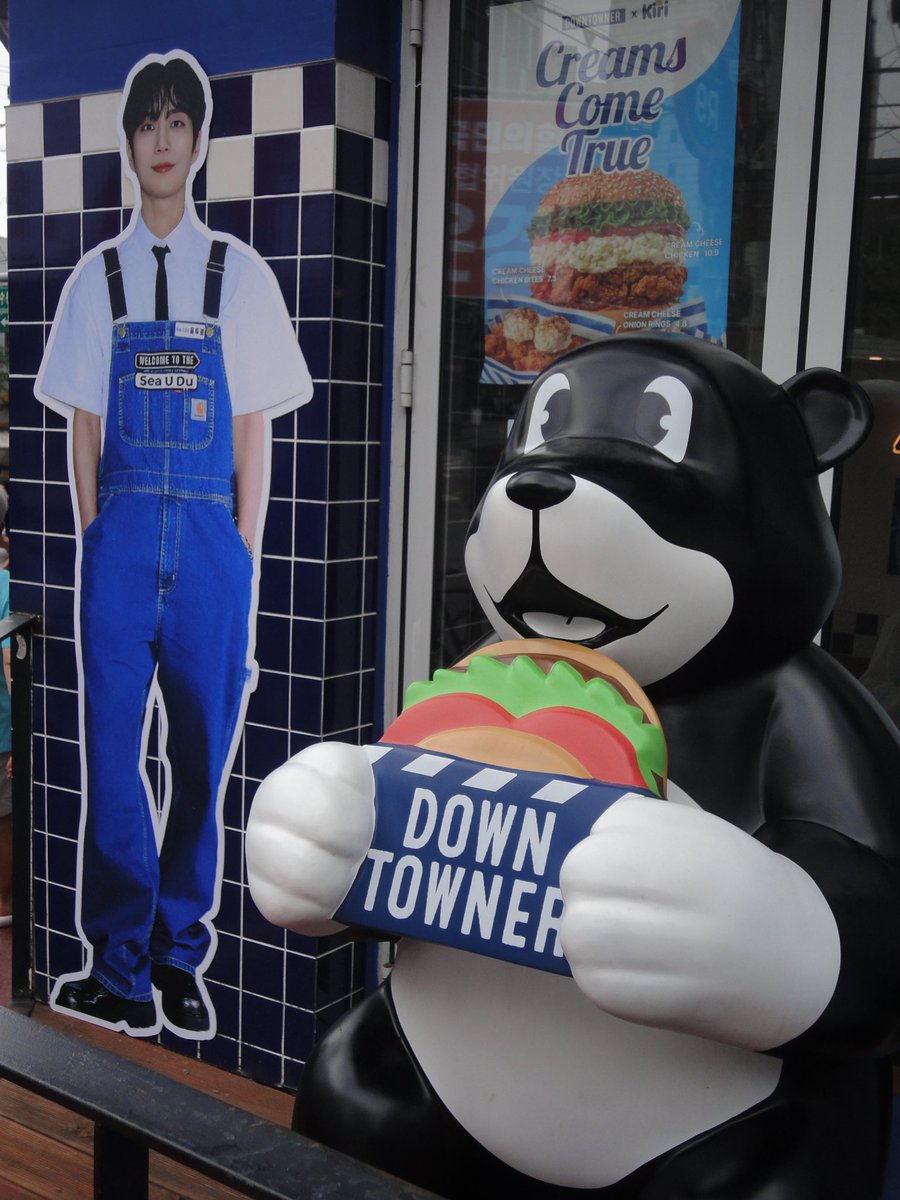 dusomeplace's tweet photo. 첫날 방문 ��🍔
두주니로 둘러 쌓여서 소울 푸드 햄부기 먹으면 여기가 천국이겠지🪽

#두준이란_바다위를_둥둥
#라이트의_여름은_영원히_너야 https://t.co/Dhznca0EeP