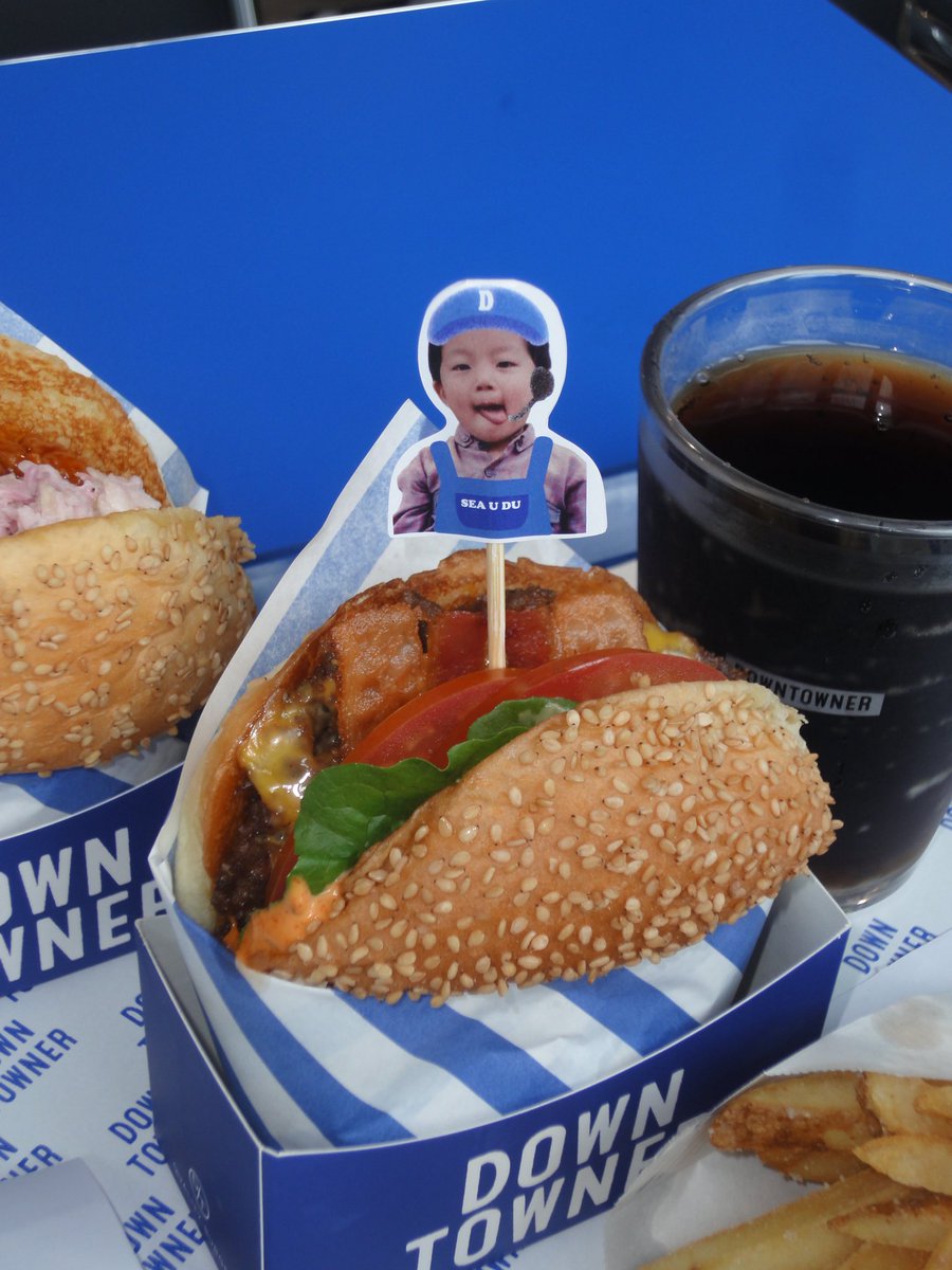 dusomeplace's tweet photo. 첫날 방문 ��🍔
두주니로 둘러 쌓여서 소울 푸드 햄부기 먹으면 여기가 천국이겠지🪽

#두준이란_바다위를_둥둥
#라이트의_여름은_영원히_너야 https://t.co/Dhznca0EeP