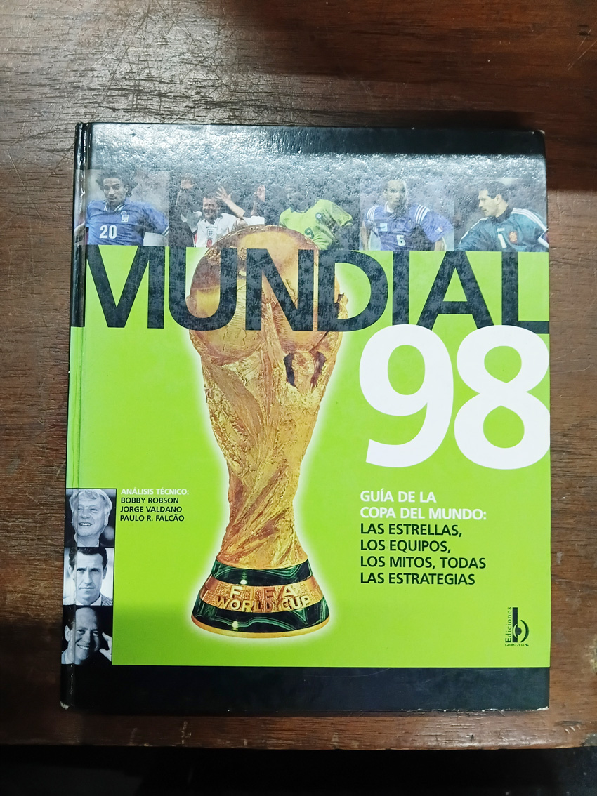gustavocardone's tweet photo. Un 5 de julio pero de 1975 nacía en Asunción (Paraguay) el defensor central Pedro Sarabia, quien cubrió de manera aceptable su paso por River entre 1997 y 2002. Jugó con su seleccionado en Francia 1998 y Corea del Sur/Japón 2002: “MUNDIAL 1998”: en 24x29cm y 176 págs.: $ 65 mil. https://t.co/7BdxdzxyXa