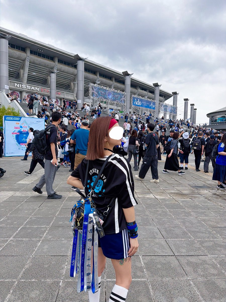 adosm91's tweet photo. Ao2Daysお疲れ様でした！💙
２日目はライブＴシャツで参戦…
今日は初めてって思うぐらい
めっちゃゆっくり出来てこれから
３時間前に会場来たいなと思った
キッチンカーが楽しいー！！！
今まで開演１０分前に着席してた
けどこれからは時間に余裕持つ…
Ado様のライブの内容は両日とも
最高でした🥀 https://t.co/e69DcTtHr4