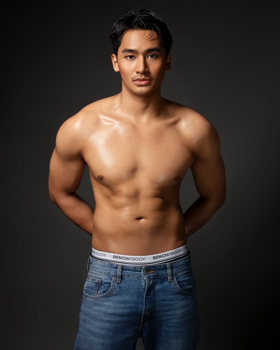 bayu_ganteng97's tweet photo. Beberapa kali video dia fyp di tiktok. Wajahnya memang langsung mencuri banyak perhatian. Ganteng, eksotis, hot body, tanned skin. 
Namanya Jose Paras, dia Pinoy. 

Cogan filipina ini memang se menarik itu. Doi juga ikut ajang pageant dan menang. Masa depannya kayaknya cerah nih di industry hiburan filipina kalo udah menang kompetisi pageant. 

cr. IG : @/joseparas_