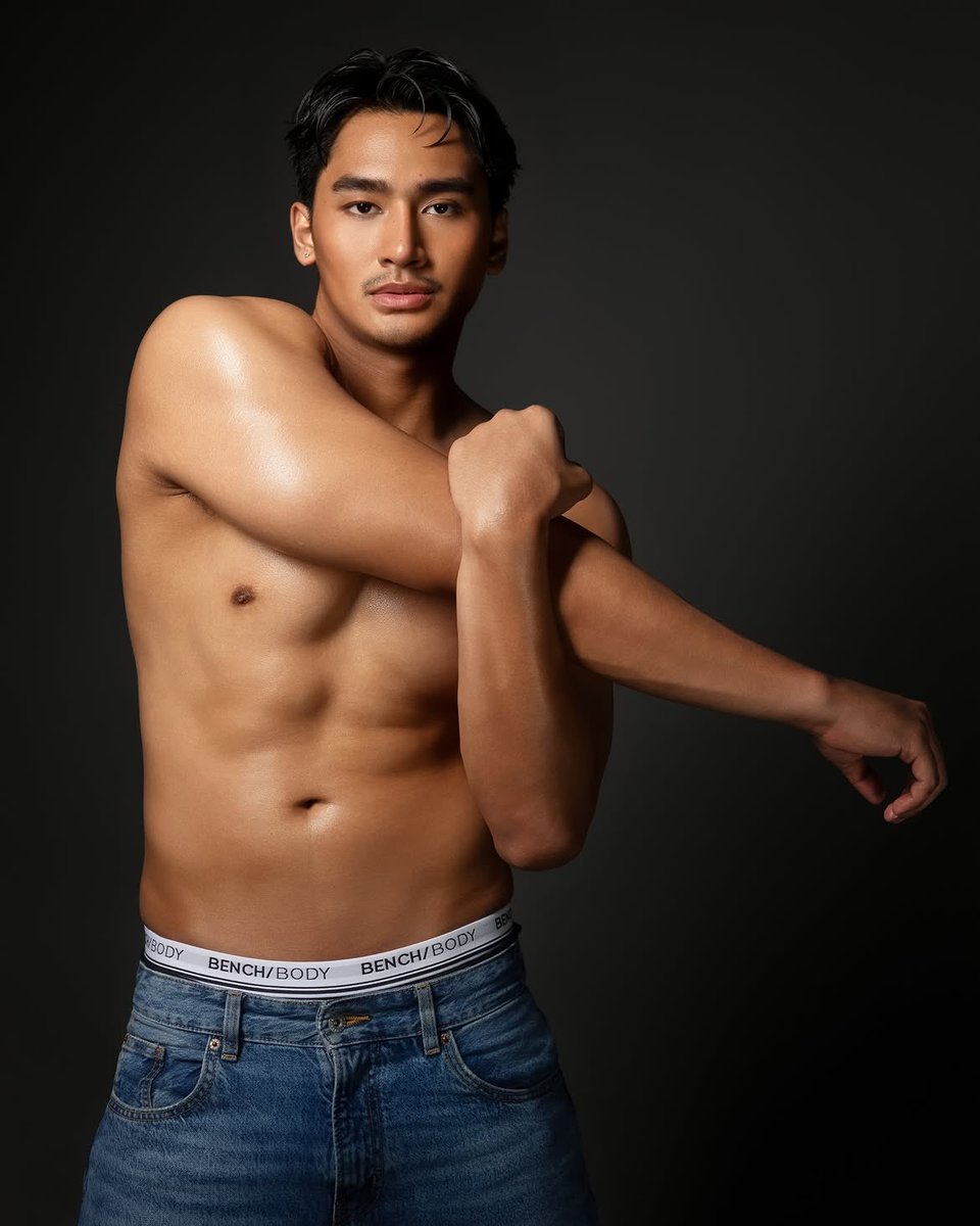 bayu_ganteng97's tweet photo. Beberapa kali video dia fyp di tiktok. Wajahnya memang langsung mencuri banyak perhatian. Ganteng, eksotis, hot body, tanned skin. 
Namanya Jose Paras, dia Pinoy. 

Cogan filipina ini memang se menarik itu. Doi juga ikut ajang pageant dan menang. Masa depannya kayaknya cerah nih di industry hiburan filipina kalo udah menang kompetisi pageant. 

cr. IG : @/joseparas_