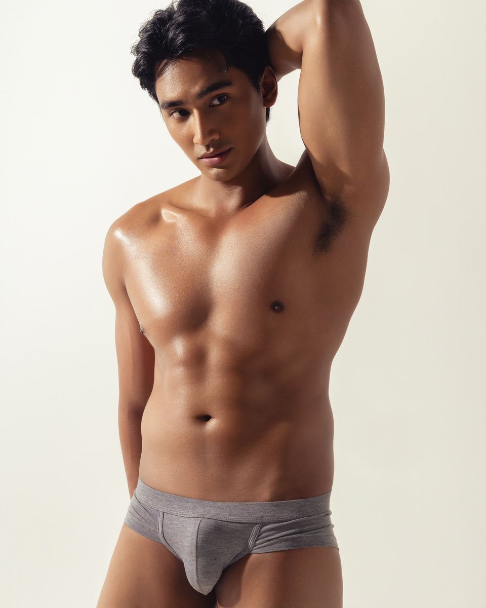 bayu_ganteng97's tweet photo. Beberapa kali video dia fyp di tiktok. Wajahnya memang langsung mencuri banyak perhatian. Ganteng, eksotis, hot body, tanned skin. 
Namanya Jose Paras, dia Pinoy. 

Cogan filipina ini memang se menarik itu. Doi juga ikut ajang pageant dan menang. Masa depannya kayaknya cerah nih di industry hiburan filipina kalo udah menang kompetisi pageant. 

cr. IG : @/joseparas_
