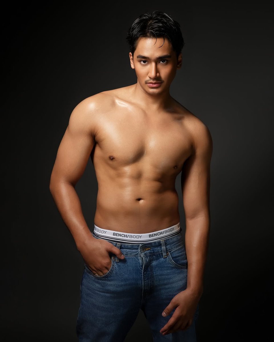 bayu_ganteng97's tweet photo. Beberapa kali video dia fyp di tiktok. Wajahnya memang langsung mencuri banyak perhatian. Ganteng, eksotis, hot body, tanned skin. 
Namanya Jose Paras, dia Pinoy. 

Cogan filipina ini memang se menarik itu. Doi juga ikut ajang pageant dan menang. Masa depannya kayaknya cerah nih di industry hiburan filipina kalo udah menang kompetisi pageant. 

cr. IG : @/joseparas_