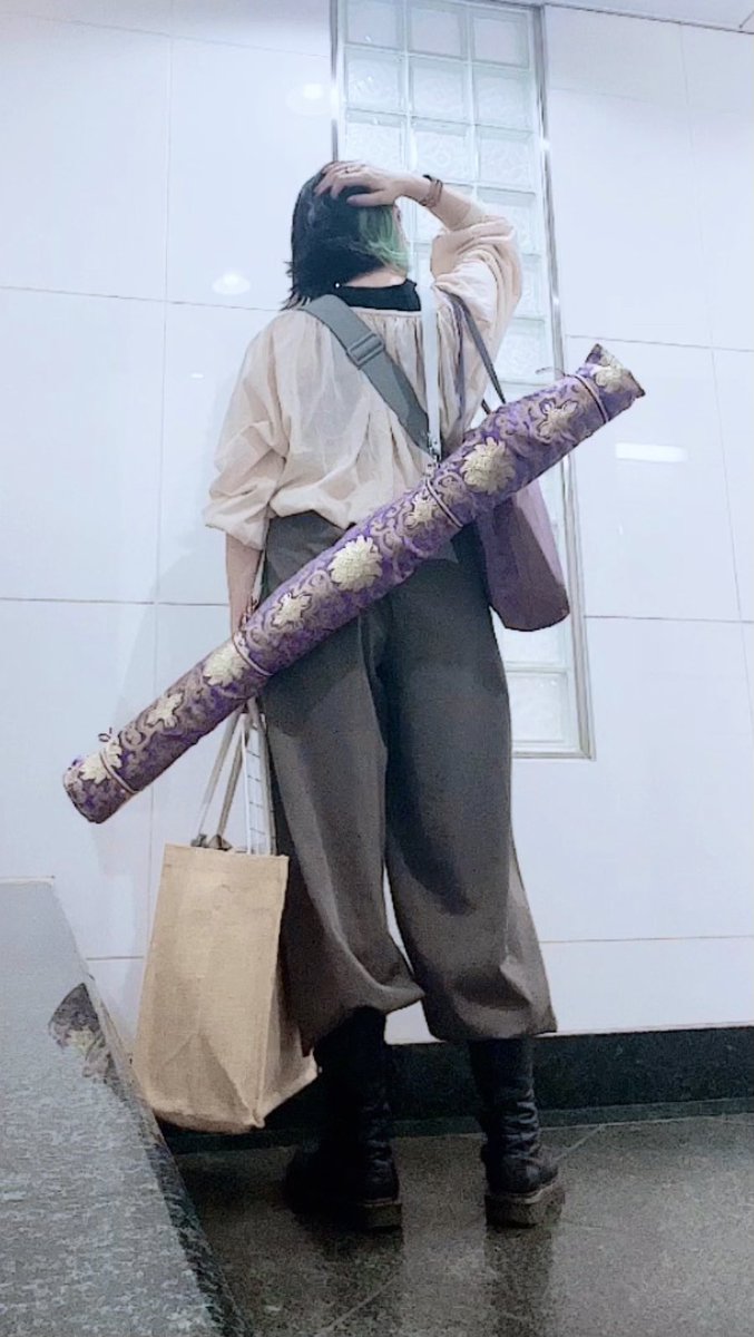 c_ienaga's tweet photo. 左手にはスペースの諸々やら販促品。
右手には入手した鳴保本やら山ほど。
背中には巻き巻きしたテープルクロス。
前にはいつものフツーの荷物。

こう見えて、両手両肩には千切れそうなほど重力がかかっていますが、幸せな疲労感でいっぱいです✨（笑）

ありがとうございました！ https://t.co/0VT6gdV8aQ