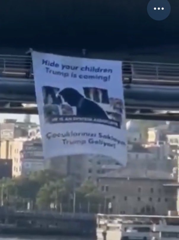 Islahhaberr's tweet photo. 🔴 İstanbul Haliç Köprüsü'ne,“Çocuklarınızı Saklayın Trump Geliyor”  yazılı pankart asıldı. https://t.co/hHr8FlPKWn