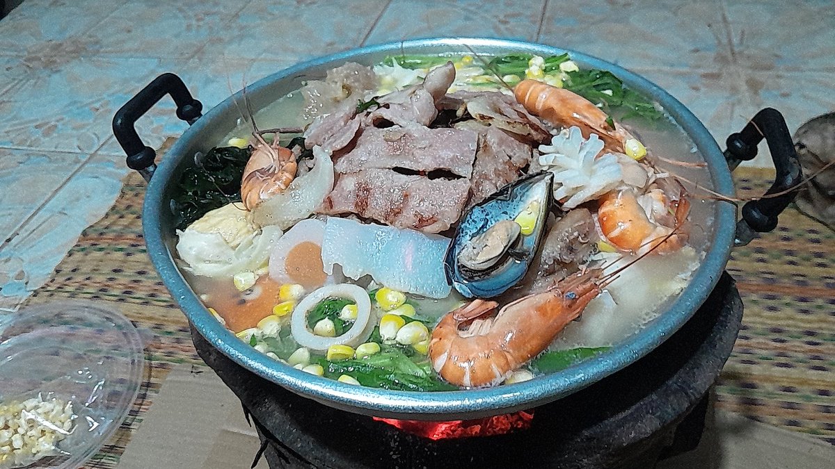 Roseywva's tweet photo. #อุดรธานี ฝนตกปรอยๆนั่งทานหมูกะทะจิบเบียร์บางๆฟินมากเลยจ้า https://t.co/cEFk1EpOBH