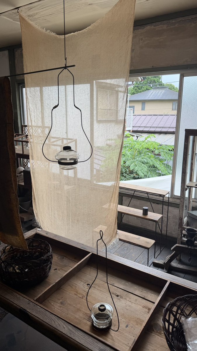 nunnoma's tweet photo. そこへ行くために川越に大好きなカフェができた
1階はカフェと併設でアンティーク小物などの販売、2階は古家具が売られ、空間がおしゃれ
何より本当にパフェが美味しかった
上のアイスも手作りで、真ん中にはグラノーラやケーキが入っていた
ささっている塩気のあるビスケットの甘さとのバランスも良い https://t.co/0PqkT1JPmA