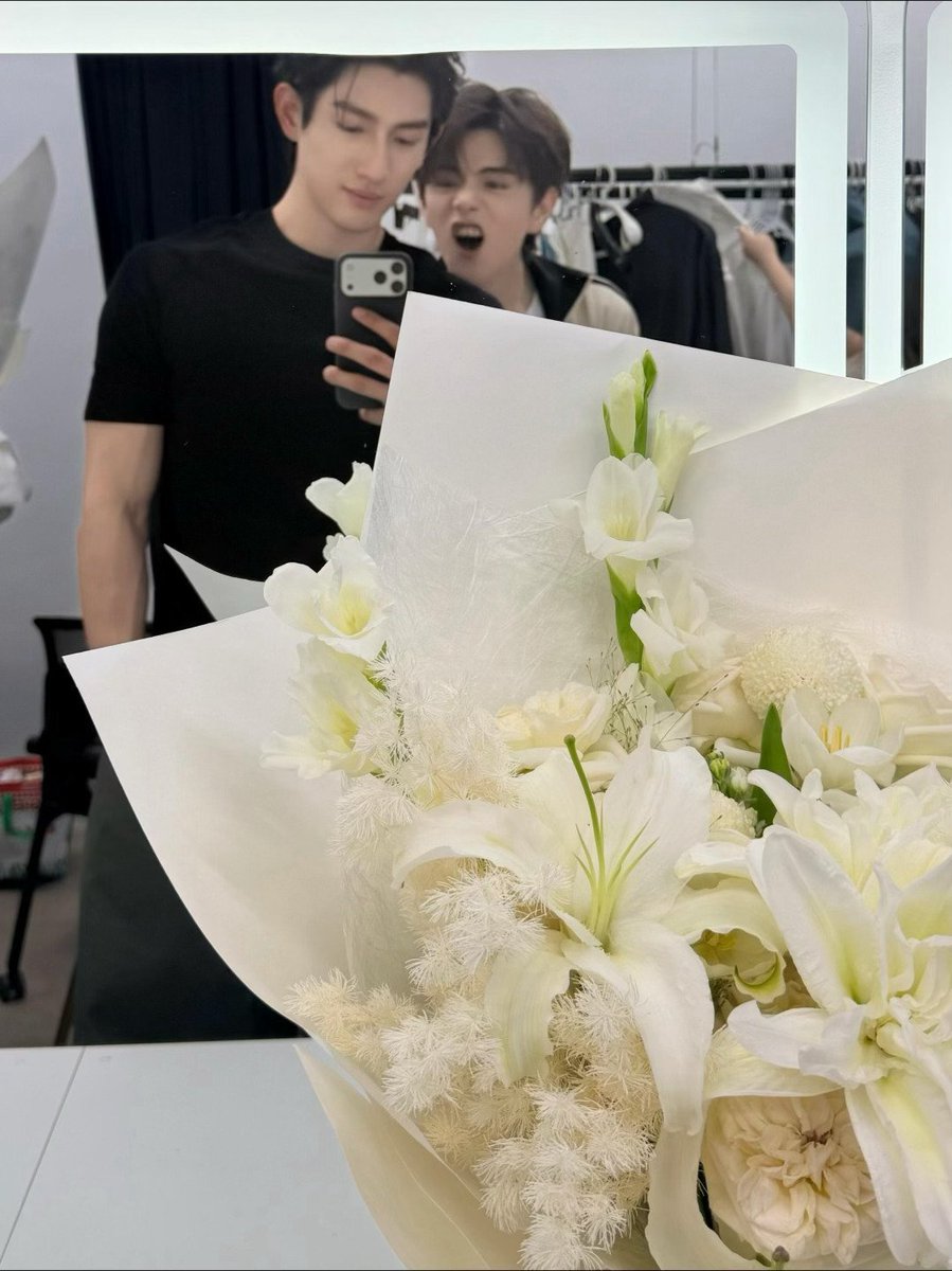 Pookiegansta's tweet photo. C pillows saying the outfit was photographed in Hangzhou back in April. So the phone case is the old one from before. How many unseen pics &amp; vids must be sitting in their galleries like this? 😭 #Aylio https://t.co/QiMAnzjEPr