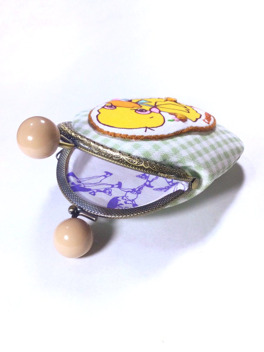 BonBon_Kyoto's tweet photo. 新作のエディはジャムクッキーを持って背中にはとりちゃんクッキーを乗せています🍪
チェーンをつければ小さいポシェットになって提げてるだけでもかわいいよ♡
こちらのエディはHMJに連れていくのでぜひ遊びに来てくださいね🐥
BonBonはJ-100で出展します！

※お支払いは現金のみとなります。
#HMJ https://t.co/TxpoMKCAbj