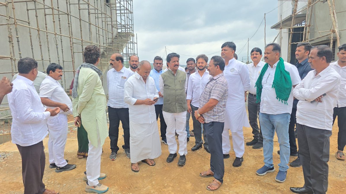 Raghumurthy_INC's tweet photo. ತರೀಕೆರೆ ಮಾರ್ಗ ಮಧ್ಯದಲ್ಲಿ ಭದ್ರಾ ಜಲಾಶಯ ಹಾಗೂ ಭದ್ರಾ ಮೇಲ್ದಂಡೆ ಯೋಜನೆಯ ಇನ್ಟೇಕ್ ಕಾಮಗಾರಿಯ ಪರಿವೀಕ್ಷಣೆಗೆ ಆಗಮಿಸಿದ ಮಾನ್ಯ ಜಲಸಂಪನ್ಮೂಲ ಸಚಿವರಾದ ಶ್ರೀ @RLR_BTM ರಾಮಲಿಂಗಾರೆಡ್ಡಿ ಅವರನ್ನು ಆತ್ಮೀಯವಾಗಿ ಸ್ವಾಗತಿಸಿ ಸನ್ಮಾನಿಸಲಾಯಿತು.
#UpperBhadra #BhadraProject #Karnataka #Irrigation #Chitradurga https://t.co/k1UzGCVYGN